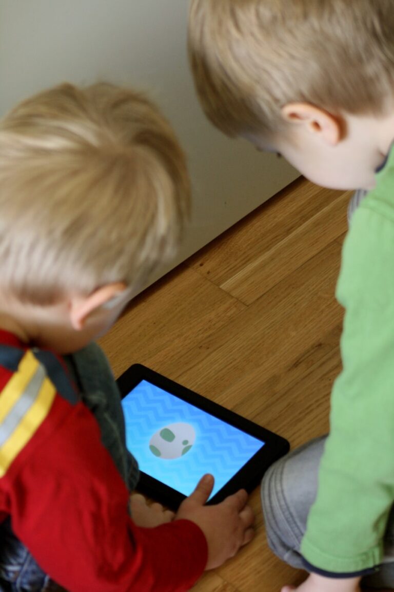 Najlepsze aplikacje do wspólnej zabawy i nauki. Photo "The best apps for fun and learning together"